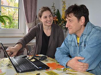 Viele kleine Hilfestellungen: Veronika Richler hat Oleg Rautenberg aus der Ukraine Informationen aus dem Internet herausgesucht. Foto: Kathrin Kupka-Hahn