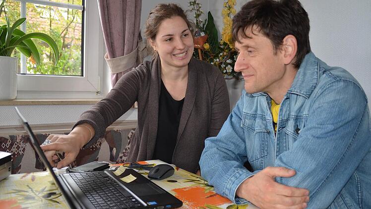 Viele kleine Hilfestellungen: Veronika Richler hat Oleg Rautenberg aus der Ukraine Informationen aus dem Internet herausgesucht. Foto: Kathrin Kupka-Hahn