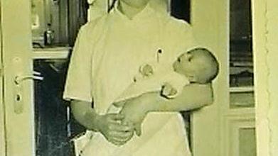 Dieses Foto ist vermutlich kurz nach der Prüfung zur Hebamme aufgenommen worden. Also im Jahr 1958. Heute ist die Dame auf dem Foto 90 Jahre alt und will nicht fotografiert werden.  Foto: privat