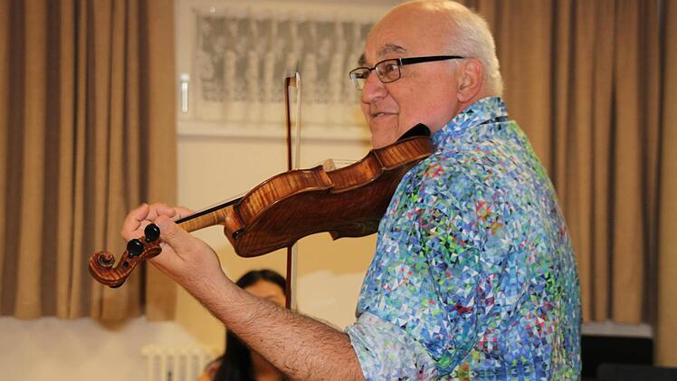 Im Unterricht greift der K&uuml;nstlerische Leiter Adam Kostecki auch schon mal selbst zur Geige. Foto: Kerstin V&auml;th