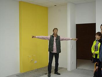 Die Klassenräume sind zum Beginn des neuen Schuljahres weitestgehend fertiggestellt, verspricht Planer Ruser (links) bei der Besichtigung des Innengebäudes dem Gemeinderat.  Foto: Winfried Ehling