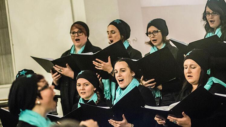 In der Heilig-Kreuz-Kirche begeisterte das "Vocalensemble Coburg" unter der Leitung von Stefanie Berg mit einem außgergewöhnlich vielseitigen Programm. Foto: Jochen Berger
