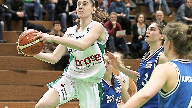 Anna Furman (mit Ball), die hier drei W&uuml;rzburgerinnen hinter sich gelassen hat, wird auf Grund des Fehlens von Magdalena Landwehr noch mehr Verantwortung &uuml;bernehmen m&uuml;ssen. Foto: sportpress