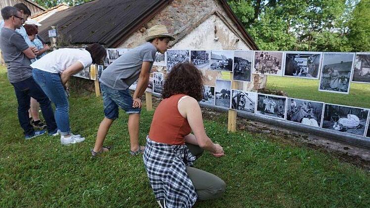 Die alten Bilder von Weißenbach waren ein Anziehungspunkt für die vielen Besucher des Dorffestes. Foto: Marion Eckert