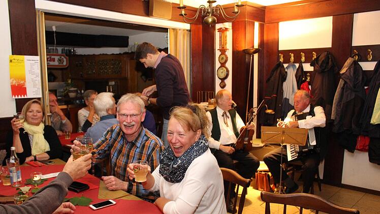 Geselligkeit war beim Höchstadter Weinfest Trumpf.  Foto: Evi Seeger