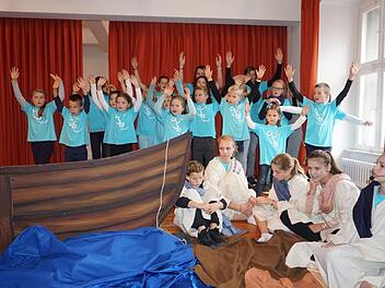 Das Mini-Musical "Ich geh jetzt fischen" spielten die Kisi-Kids im Bischofsheimer Rentamt unter Leitung von Ruth Reiß. Foto: Marion Eckert