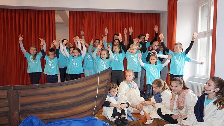 Das Mini-Musical "Ich geh jetzt fischen" spielten die Kisi-Kids im Bischofsheimer Rentamt unter Leitung von Ruth Reiß. Foto: Marion Eckert