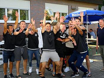 Spieler und Fans des ATS Kulmbach feiern die gewonnene Stadtmeisterschaft.  Foto: Monika Limmer