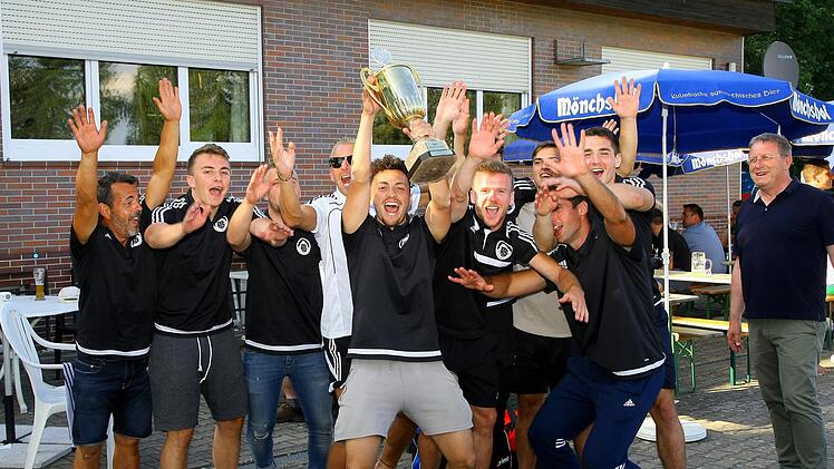 Spieler und Fans des ATS Kulmbach feiern die gewonnene Stadtmeisterschaft.  Foto: Monika Limmer