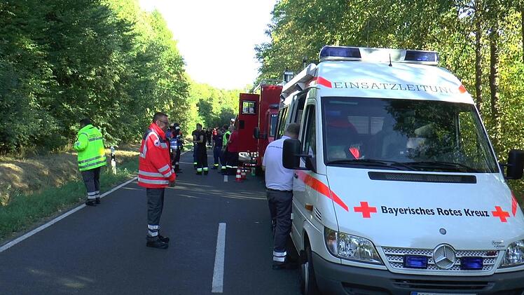 Das BRK und die Feuerwehren rückten mit einem Großaufgebot an.