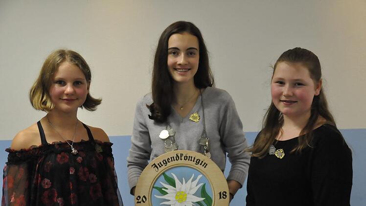 Amelie Schaumlöffel, Julia Kallenbach, Lilian Rosa (von links) repräsentieren das das Jugendkönigshaus der Reiterswiesener Schützen. Peter Klopf