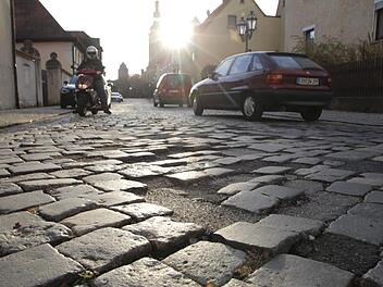 Die Stolperfallen in der Steinwegstraße werden immer mehr. Zweiradfahrer müssen äußerste Vorsicht walten lassen.  Foto: Andreas Dorsch