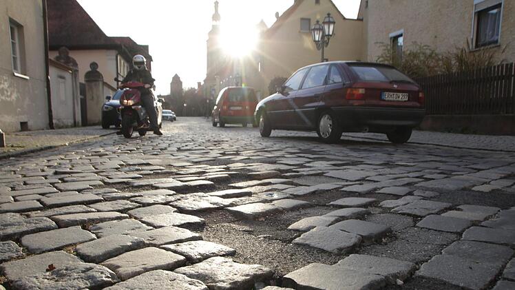 Die Stolperfallen in der Steinwegstraße werden immer mehr. Zweiradfahrer müssen äußerste Vorsicht walten lassen.  Foto: Andreas Dorsch