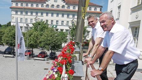 Ein Foto aus der Zeit vor Corona. Heiko Voigt und Frank Rebhan demonstrieren den Schulterschluss ihrer beiden Städte. Foto: CT Archiv / Berthold Köhler