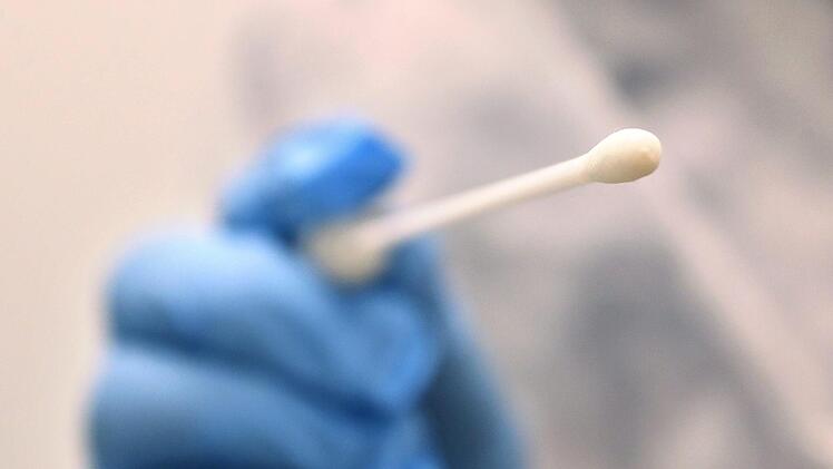 Ein Stadtratsmitglied ist positiv auf Corona getestet. Jetzt müssen alle, die bei der letzten Stadtratssitzung dabei waren, zum Testen. Symbolfoto: Karl-Josef Hildenbrand/dpa