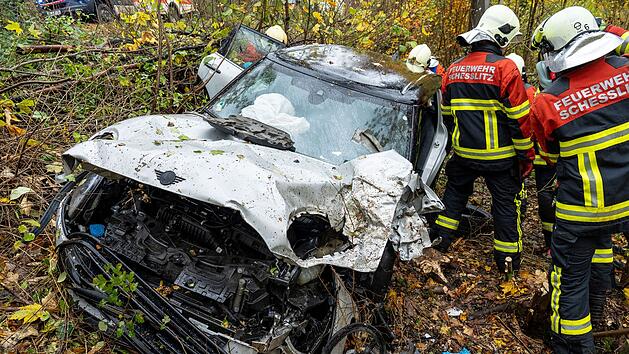 Unfall bei Scheßlitz: Junge Frau kommt von Fahrbahn ab - Auto schießt meterweit ins Unterholz