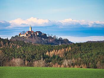 Die Leuchtenburg thront weithin sichtbar über dem Thüringer Saaletal.