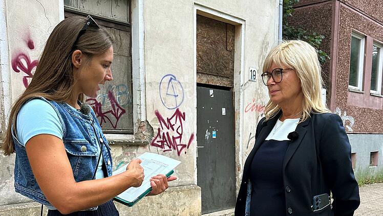 Die Magdeburger Oberb&uuml;rgermeisterin Simone Borris (rechts) beklagt gegen&uuml;ber Filmemacher Jana Gareis die gesetzlichen Vorgaben.
