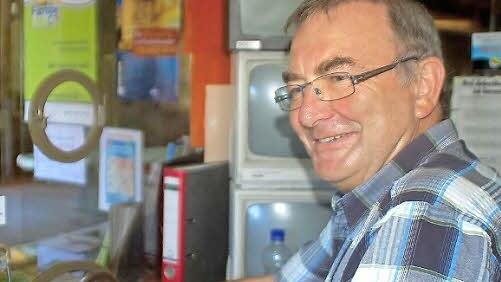 Herbert Schuhmann an seinem Arbeitsplatz an der Kasse.