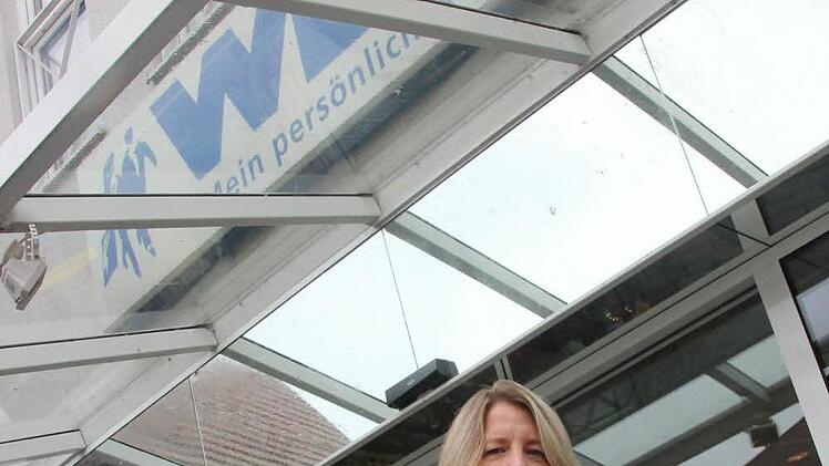 Filialleiterin Martina Fug steht vor der Weka in Lichtenfels. Das Kaufhaus war stark von den Stromausfällen in den vergangenen Monaten betroffen. Fotos: Tobias Kindermann
