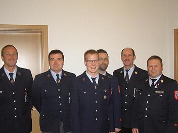 Eine Ehrung und zwei neue Gerätewarte gab es bei der Jahresversammlung der Freiwilligen Feuerwehr Breitenbach (von links): Vorsitzender Günter Muth, Günter Heil (25 Jahre aktiver Dienst), die neuen Gerätewarte Steffen Muth und Jürgen Heil, Kommandant Dieter Muth und Kreisbrandmeister Volker Hägerich.  Foto: Wolfgang Saam