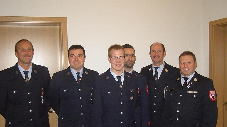 Eine Ehrung und zwei neue Gerätewarte gab es bei der Jahresversammlung der Freiwilligen Feuerwehr Breitenbach (von links): Vorsitzender Günter Muth, Günter Heil (25 Jahre aktiver Dienst), die neuen Gerätewarte Steffen Muth und Jürgen Heil, Kommandant Dieter Muth und Kreisbrandmeister Volker Hägerich.  Foto: Wolfgang Saam