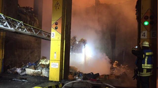 Mit der Drehleiter fuhren Feuerwehrleute zum Löschen in den Müllbunker des Bamberger Müllheizkraftwerks ein. Foto: Ewald Pfänder
