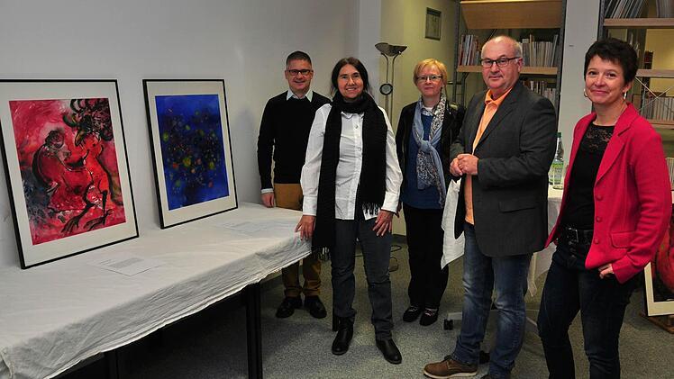 "Die Offenbarung des Johannes in Theologie und Kunst" hieß der Themenabend im Rahmen des Landkreisprojekts "Kunststück" im Bibliotheks- und Informationszentrums (BIZ) in Haßfurt. Unser Bild zeigt (von links) Pfarrer Stephan Eschenbacher, die Malerin Anne Olbrich, die Leiterin des BIZ, Annelie Ebert, Michael Koller, Mitarbeiter des Kunstreferats der Diözese Würzburg, und die Projektleiterin Sibylle Kneuer.