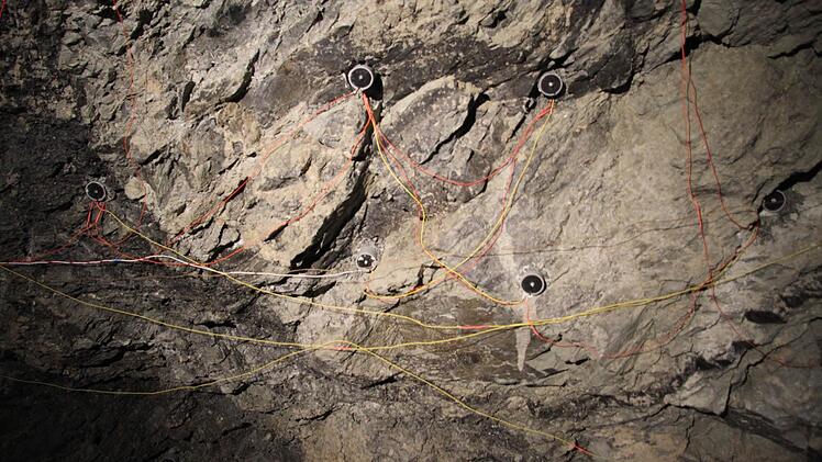 Die Besucher in Kupferberg können eine Sprengung live miterleben - natürlich nur nachgestellt: Besonders gute Ergebnisse erzielten die Arbeiter, wenn sie von innen nach außen sprengten. Das wird mit blinkenden Lichtern verdeutlicht. Foto: Sonny Adam