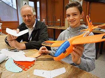 Jesko Fröhlich (r.) zeigt einen Segler aus Styropor, mit dem die Kinder bei der Himmelswerkstatt das richtige Werfen üben können, Klaus Strienz (l.) hält ein Modell des Sternenfliegers in seiner Hand.  Foto: Tina Meier