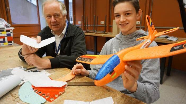 Jesko Fröhlich (r.) zeigt einen Segler aus Styropor, mit dem die Kinder bei der Himmelswerkstatt das richtige Werfen üben können, Klaus Strienz (l.) hält ein Modell des Sternenfliegers in seiner Hand.  Foto: Tina Meier