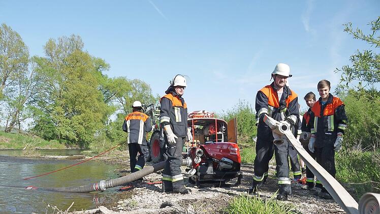 So geht's richtig: Gerade für die vielen jungen Aktiven aus Ober- und Unterbrunn sowie Döringstadt war die Übung am Main beim Mönchshof eine lehrreiche Angelegenheit.