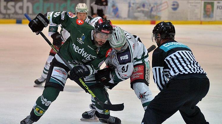 Kampf um den Puck: Michal Petrak (links) nimmt es mit einem Rosenheimer auf.picturedreams