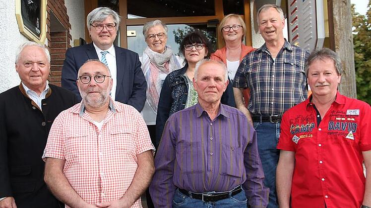 Bürgermeister Helmut Fischer (vordere Reihe, links), BRK-Kreisgeschäftsführer Thomas Petrak und die stellvertretende BRK-Vorsitzende Rosemarie Göhring (hintere Reihe, von links) sprachen den Geehrten Dank und Anerkennung aus. Foto: Gerda Völk