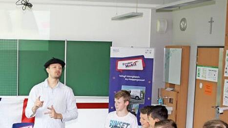 Antoine Sourdeau gab den fünften Klassen der RS I einen ersten Einblick in die französische Sprache. Foto: privat