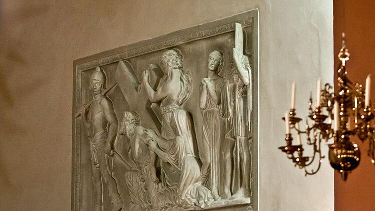 1908 schuf Edmund Moeller dieses Hochrelief "Kreuztragung Christi", das im Chorraum der Stadtkirche St. Georg in Neustadt zus ehen ist.