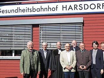 Feier zum zehnjährigen Bestehen des Gesundheitsbahnhofs Harsdorf mit (von links): Bürgermeister Günther Hübner, Regierungsvizepräsident Thomas Engel, Pfarrer Christian Schmidt, Dr. Jürgen Bauer, Architekt Berthold Just, Bezirkstagspräsident Henry ...