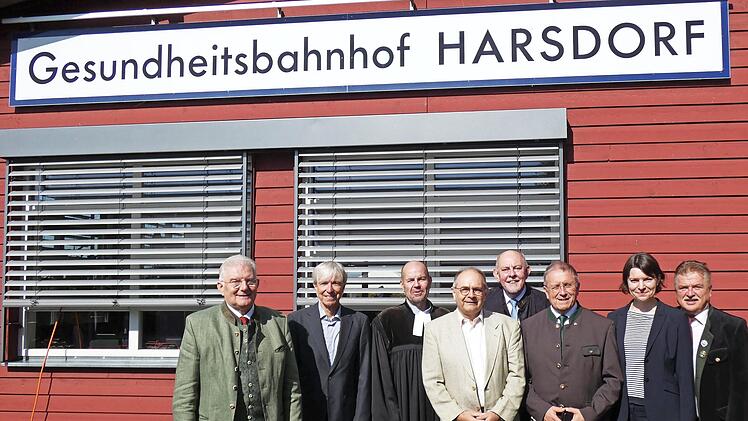 Feier zum zehnjährigen Bestehen des Gesundheitsbahnhofs Harsdorf mit (von links): Bürgermeister Günther Hübner, Regierungsvizepräsident Thomas Engel, Pfarrer Christian Schmidt, Dr. Jürgen Bauer, Architekt Berthold Just, Bezirkstagspräsident Henry ...
