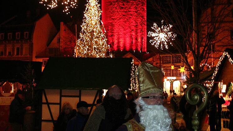 Der Nikolaus flaniert über den Markt.