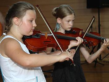 Die Kinder hatten sich für das letzte Schulfest viel Mühe gegeben: Alicia Krause und Fiona Hauck gaben auf den Geigen Kostproben ihres Könnens. Fotos: Sonja Adam