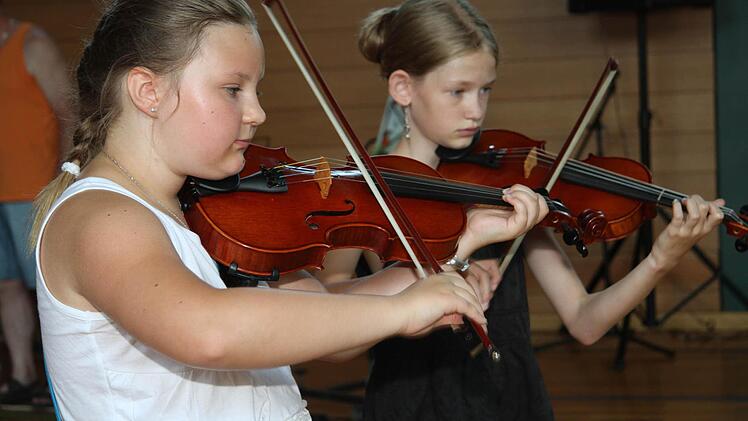Die Kinder hatten sich für das letzte Schulfest viel Mühe gegeben: Alicia Krause und Fiona Hauck gaben auf den Geigen Kostproben ihres Könnens. Fotos: Sonja Adam