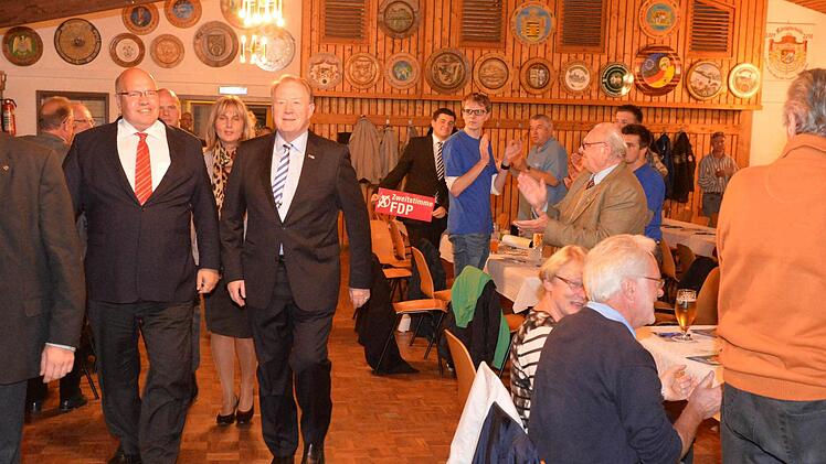 Peter Altmaier (links) beim Einzug ins Creidlitzer Schützenhaus. Während er für Hans Michelbach und die CSU warb, buhlte FDP-Politiker Jens-Uwe Peter (im Hintergrund) tapfer um Zweitstimmen.  Foto: Ronald Rinklef
