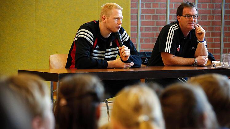 Neben Neumann sitzt sein früherer Physiotherapeut Hannes Arneth.