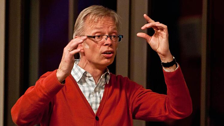 Coburgs Kirchenmusikdirektor Peter Stenglein bei der Probenarbeit beit.