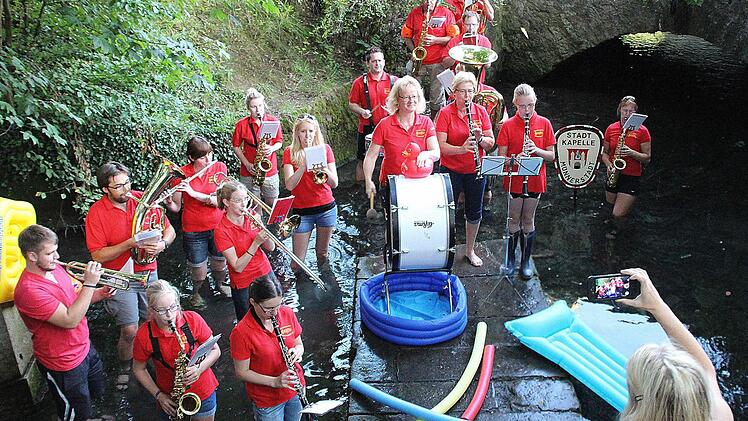 Konzert im kalten Wasser: Die Stadtkapelle Münnerstadt beteiligte sich am "Cold Water Challenge". 16 Mitglieder stiegen beim Jörgentor in die kalte Lauer und spielten "Die Fischerin vom Bodensee".  Foto: Dieter Britz
