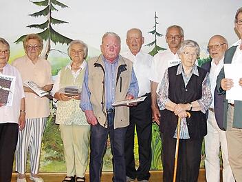 Der Vorsitzende des Heimatvereins Dörfles, Thomas Fleischmann (rechts), zeichnete diese Gründungsmitglieder aus: (von links) Gerda Kempf, Gunda Meusel, Ingrid Wich, Gerhard Höfner, Edmund Fehn, Norbert Schmidt, Betty Schmidt und Roland Graf.  Fotos: Michael Wunder
