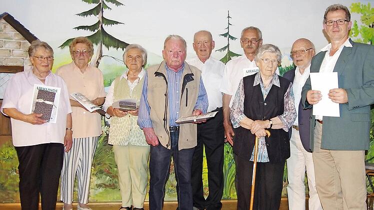 Der Vorsitzende des Heimatvereins Dörfles, Thomas Fleischmann (rechts), zeichnete diese Gründungsmitglieder aus: (von links) Gerda Kempf, Gunda Meusel, Ingrid Wich, Gerhard Höfner, Edmund Fehn, Norbert Schmidt, Betty Schmidt und Roland Graf.  Fotos: Michael Wunder