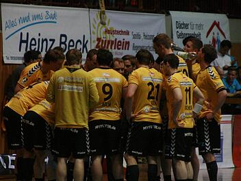 Timeout. HSC-Trainer Jan Gorr stimmt seine Männer noch einmal ein. In Würzburg reichte es zu einem 22:22 für die Coburger. Foto: Iris Bilek
