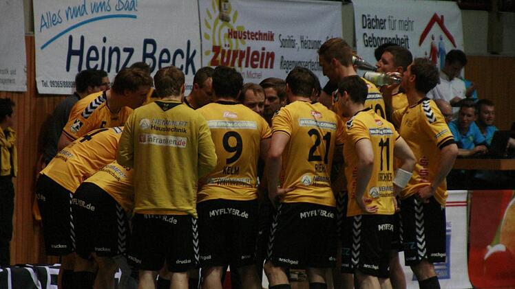 Timeout. HSC-Trainer Jan Gorr stimmt seine Männer noch einmal ein. In Würzburg reichte es zu einem 22:22 für die Coburger. Foto: Iris Bilek