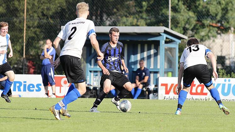 Der Röbersdorfer Kevin Schlicht (am Ball) kommt frei zum Schuss; rechts Felix Stein